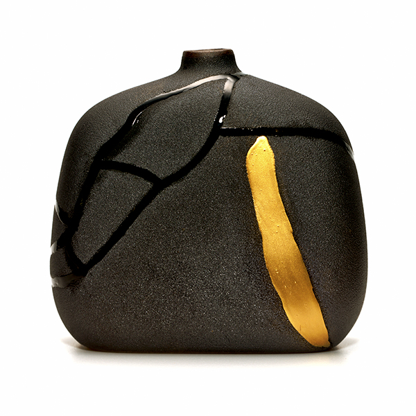 一輪挿しの金継ぎ、黒と金