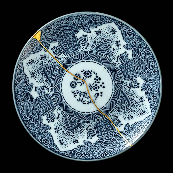 金継ぎ、真っ二つに割れた皿